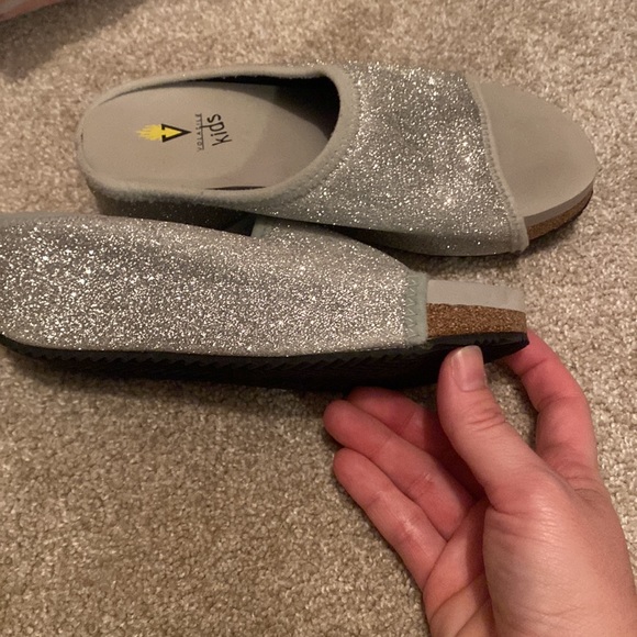 Girls Volatile Slip ons. - Picture 3 of 6